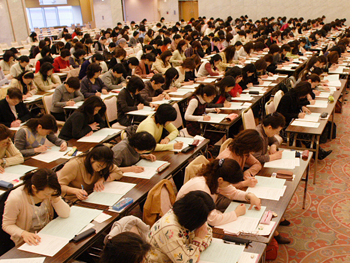 「きものジュニアマスター検定」に2400名受験 「きものジュニアマスター検定」に2400名受験