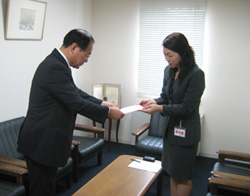 「一日も早い復興を」と義援金 「一日も早い復興を」と義援金