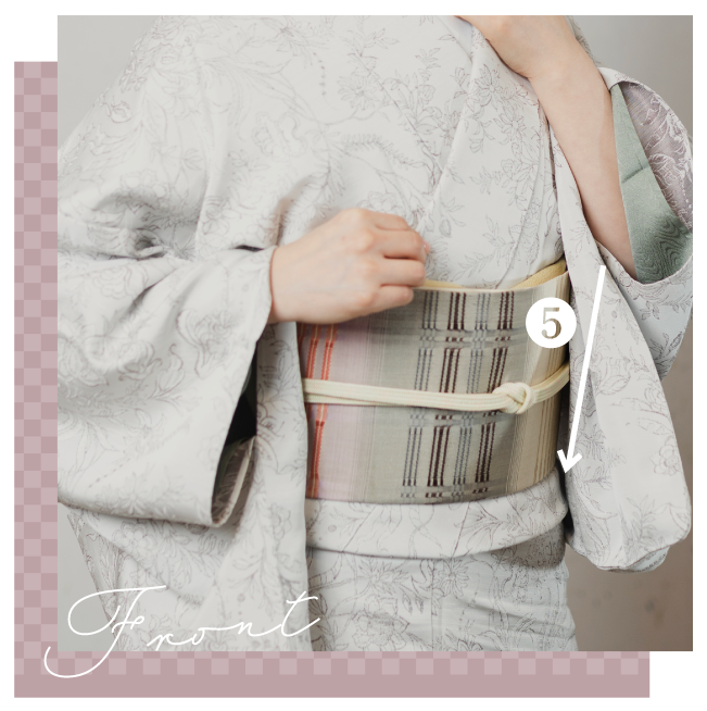 前腹部分は、下に向かって気持ちすぼまるシルエットを意識して帯を巻く